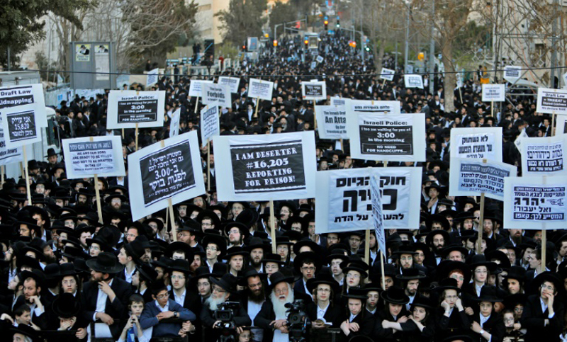 Miles de judíos ultraortodoxos protestan contra el servicio militar en Israel