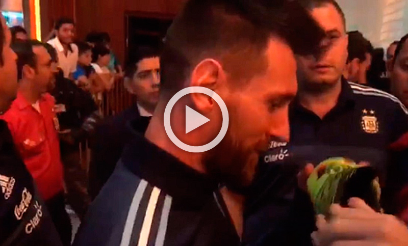 Messi se abrazó con los fanáticos y hasta hizo emocionar a una niña
