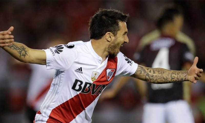 Con gol de Scocco, River le ganó a Lanús y sueña con la Libertadores
