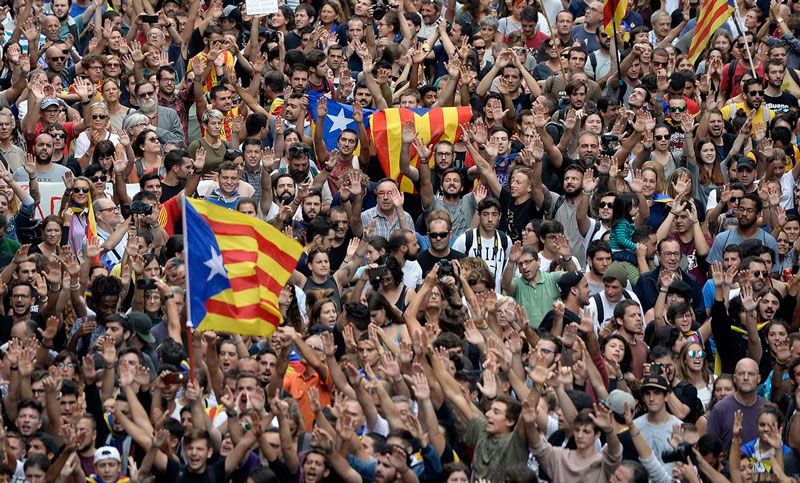 Cerca de 700.000 personas protestan contra la violencia policial en Barcelona
