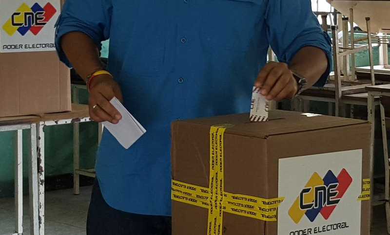 Los venezolanos votaron para elegir gobernadores y ahora esperan los resultados