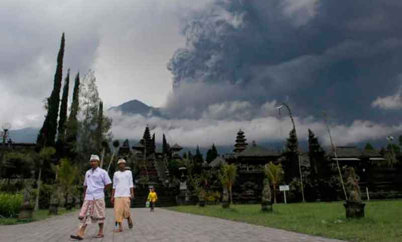 Alerta máxima y evacuación forzosa en Bali por nueva erupción del Agung
