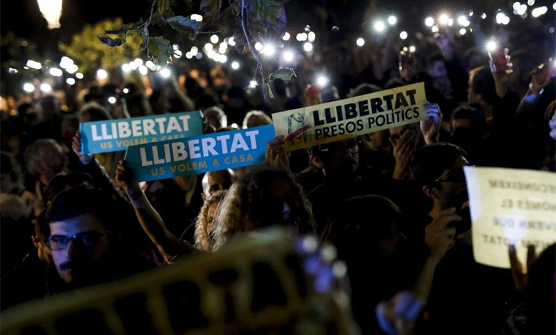 Miles de catalanes exigen la liberación de los dirigentes encarcelados