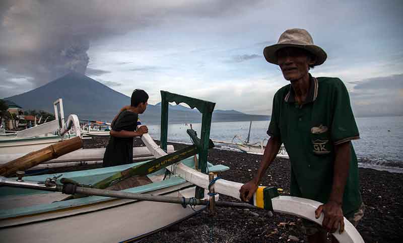 Centros de emergencia y hoteles repletos en Bali por la amenaza del volcán