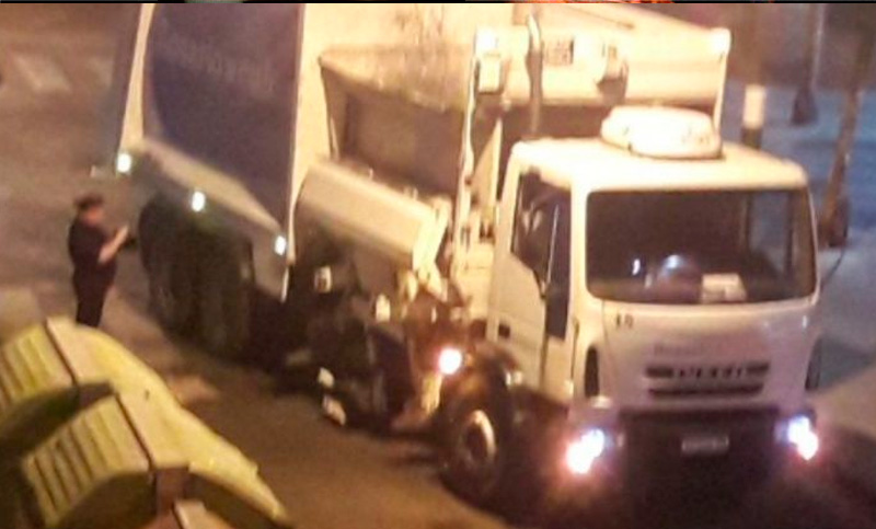 Dos heridos en un choque entre una moto y un camión recolector de basura