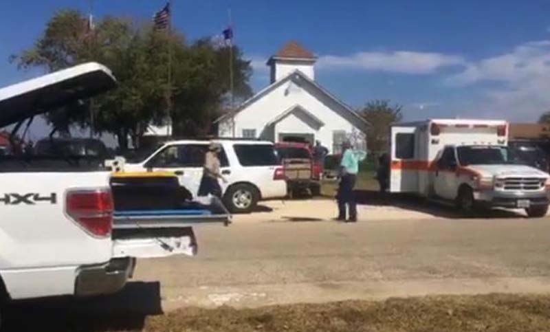 Al menos 27 muertos y una veintena de heridos en tiroteo en una iglesia de Texas