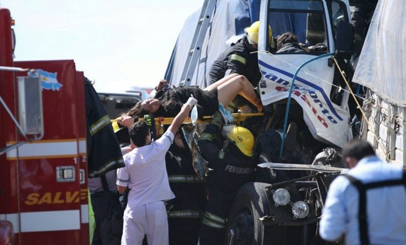 Choque de camiones: rescataron a mujer atrapada tras violenta colisión en la autopista