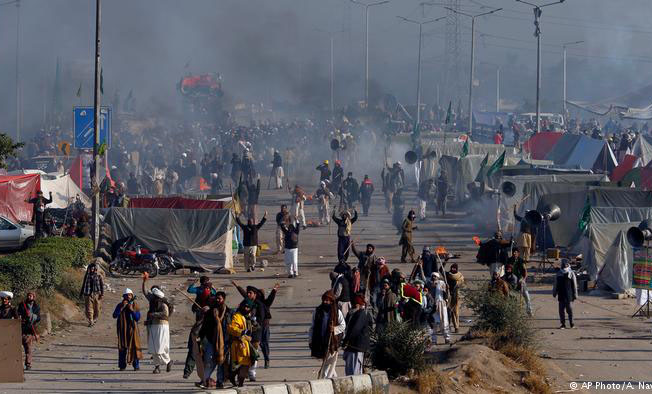 Seis muertos en enfrentamientos entre policías y manifestantes en Pakistán