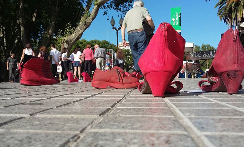 Zapatos contra la violencia hacia la mujer cruzarán el centro de la ciudad