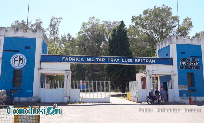 Trabajadores de la Fábrica Militar de Fray Luis Beltrán en alerta por despidos