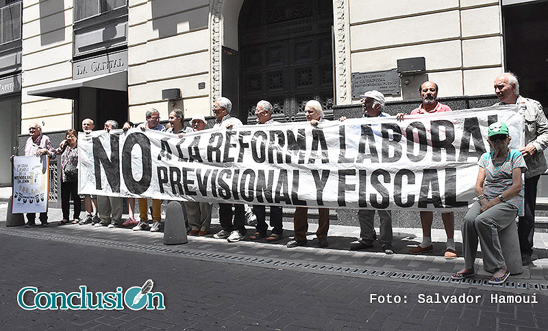 Jubilados protestaron contra la reforma previsional frente al diario La Capital