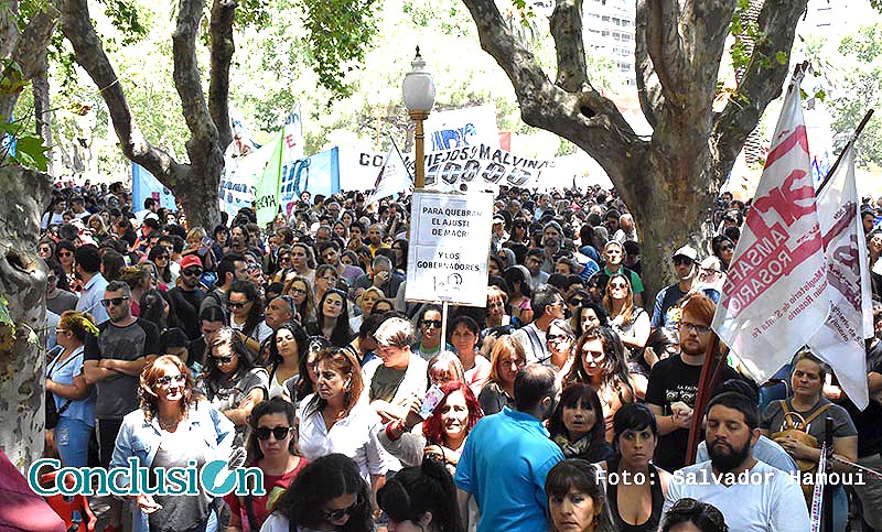 Multitudinaria marcha contra la reforma previsional colmó la Plaza San Martín