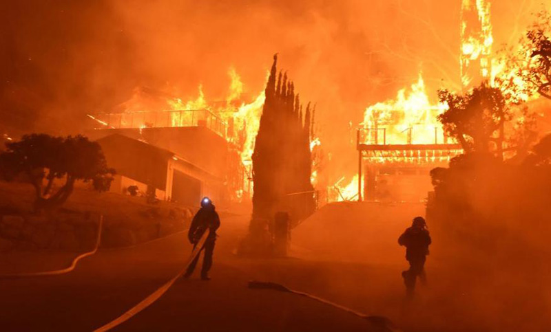 Unas 200.000 personas fueron evacuadas en California por los graves incendios