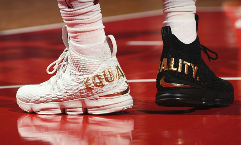 Por la igualdad: LeBron James jugó con una zapatilla negra y otra blanca