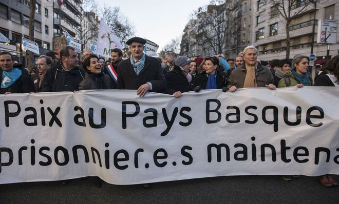 Miles de personas se manifiestan en París por los prisioneros vascos