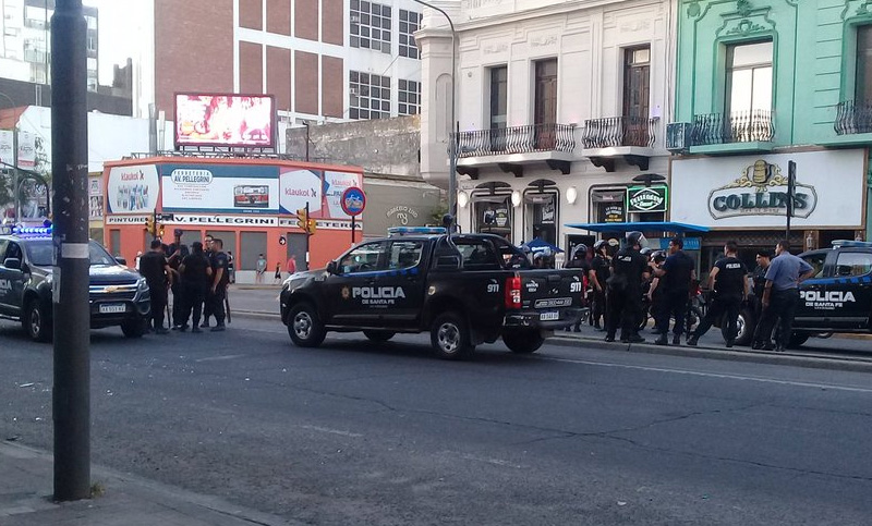 Incidentes entre hinchas de Newell’s y la policía en la avenida Pellegrini
