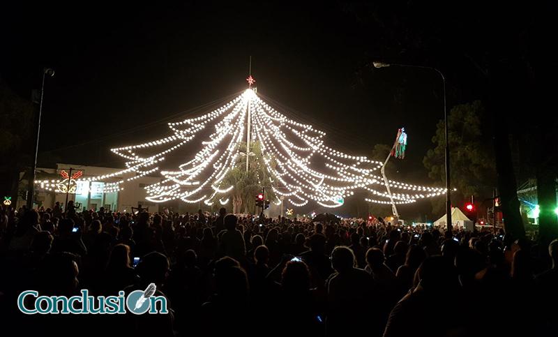 Miles de rosarinos acompañaron a Papá Noel para encender el árbol de Navidad