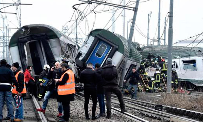 Al menos tres personas murieron por el descarrilamiento de un tren en Milan