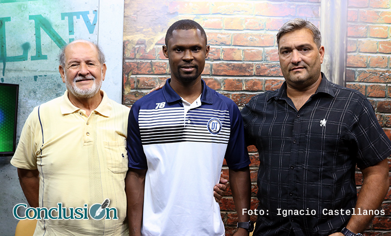 Aquel haitiano que llegó a Rosario para ser DT, hoy está un paso más cerca de su sueño