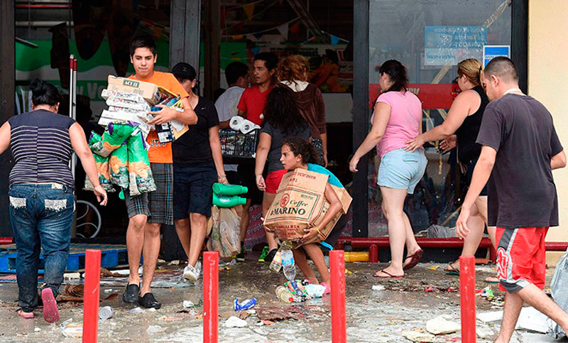 Militares vigilan supermercados en Venezuela luego de un día de saqueos