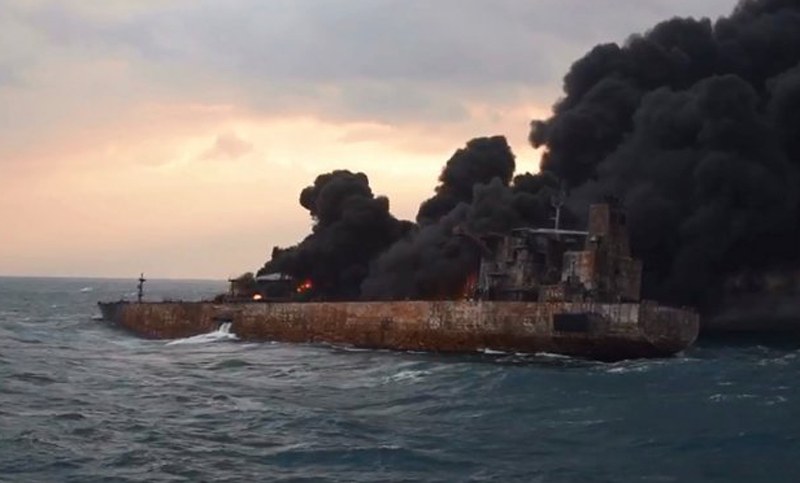 El petrolero hundido en el Mar de China dejó una gran mancha de petróleo
