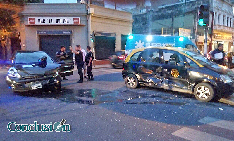 Cruzó en rojo, chocó a un taxi y se dio a la fuga corriendo