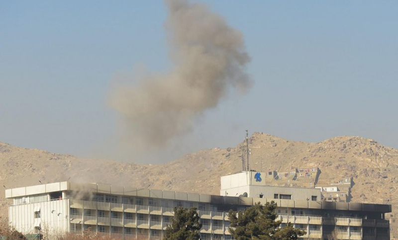 Talibanes reivindican ataque contra hotel de Kabul que dejó al menos 18 muertos