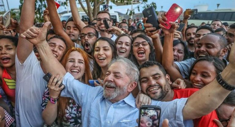 Condenado, Lula sigue liderando las encuestas pero sin él avanzan el voto en blanco y Bolsonaro