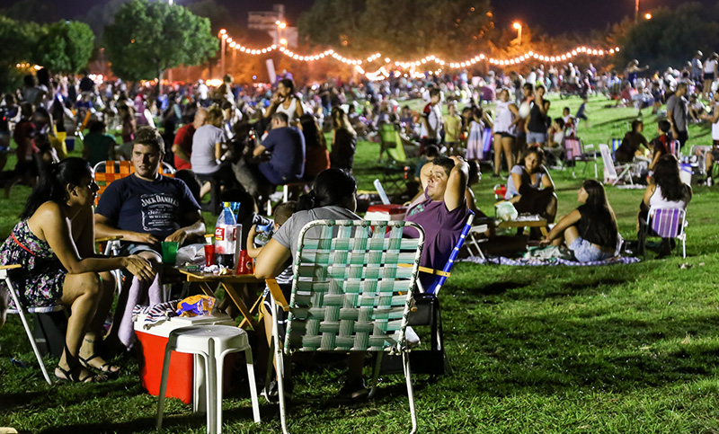 Al ritmo del swing y las comparsas, miles de rosarinos disfrutaron un nuevo picnic nocturno