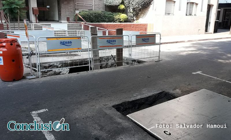 Tránsito cerrado en Urquiza y Corrientes por un hoyo descubierto en la calle