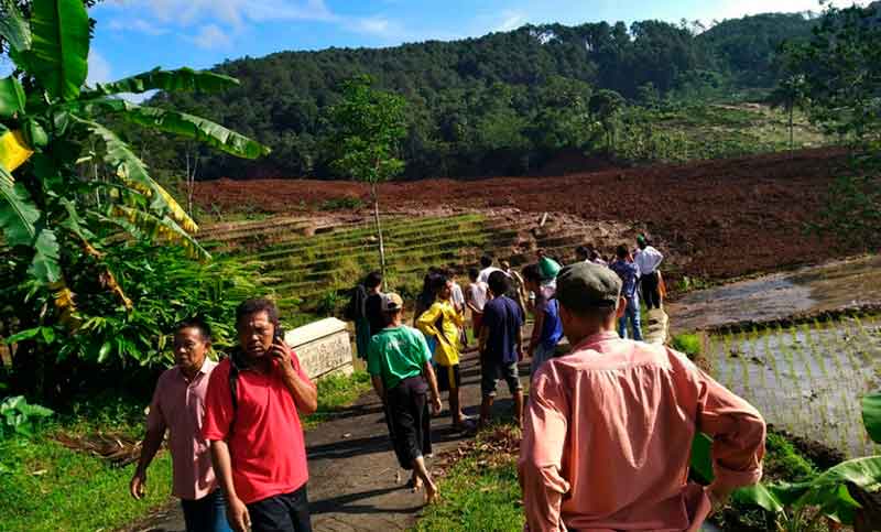Once desaparecidos y 14 heridos en un deslizamiento de tierra en Indonesia