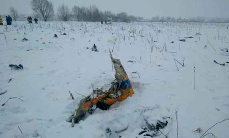 Prosigue la búsqueda de cuerpos y fragmentos del avión que se estrelló cerca de Moscú