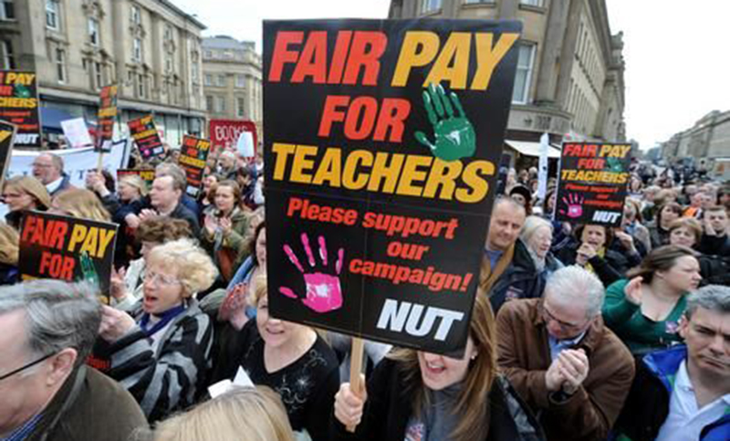 Unos 200 mil docentes del Reino Unido protestan contra los recortes en pensiones