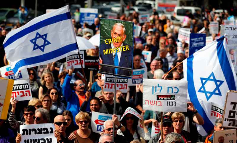 Cientos de israelíes protestan contra Netanyahu por acusaciones de corrupción