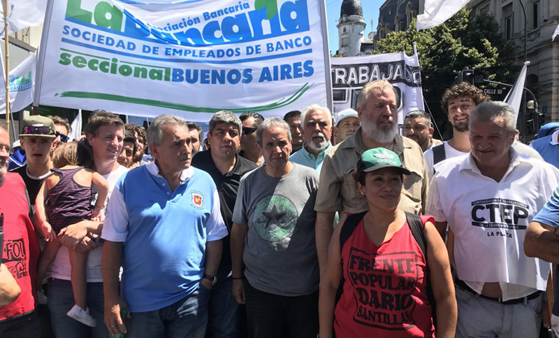 Schmid, Moyano y Palazzo marcharon junto a movimientos sociales en La Plata