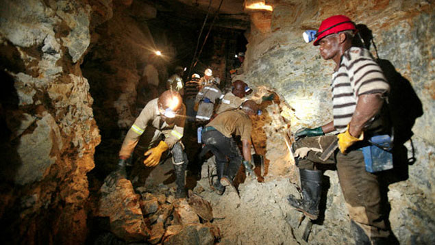 Cerca de un millar de mineros quedaron atrapados bajo tierra en Sudáfrica