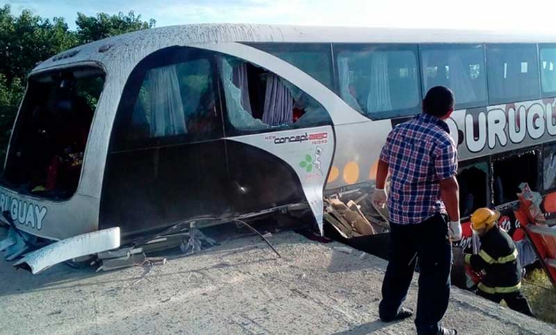 Al menos dos personas fallecieron al chocar un ómnibus en Entre Ríos