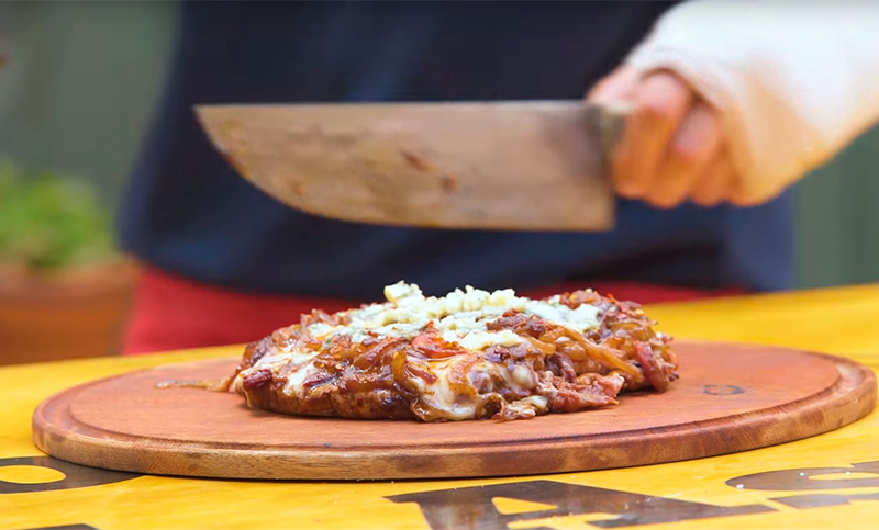 Pizza de chinchulín a la parrilla: una receta «loca»
