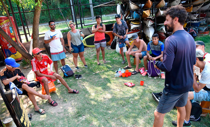 El río como oportunidad: jóvenes se capacitan en navegación y reparación de kayaks