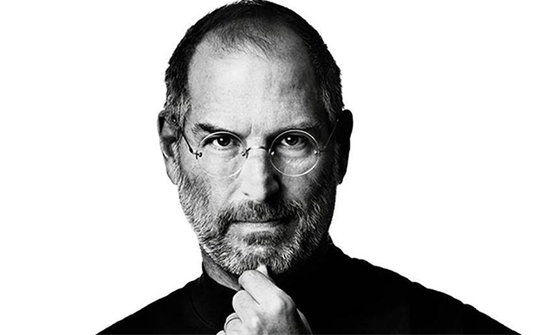 Sin auto y con faltas de ortografía: lo que reveló una solicitud de empleo de Steve Jobs