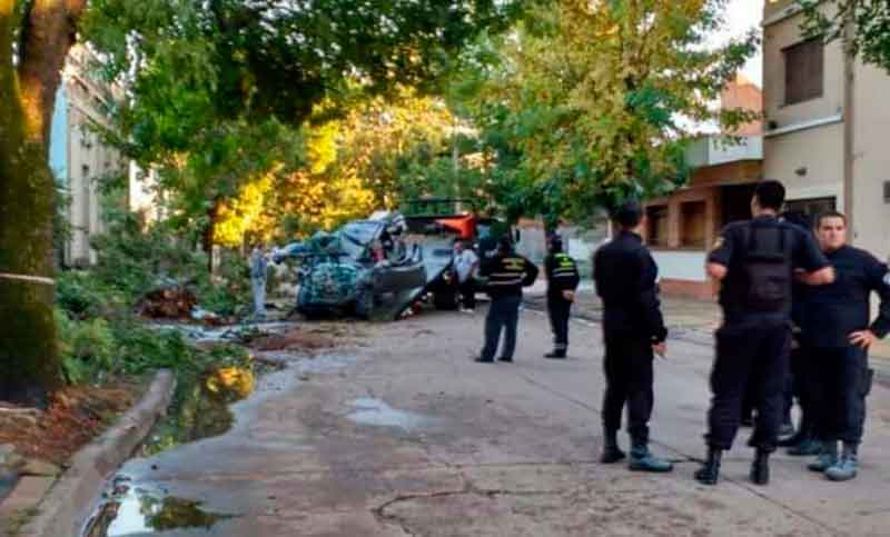 Mueren dos jóvenes al chocar su automóvil contra un árbol