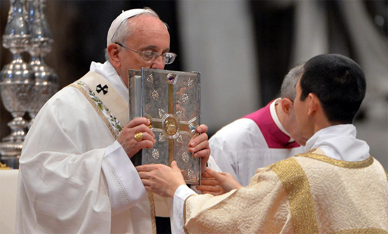 Francisco abrió la Semana Santa dando una misa y pidió «curas callejeros»