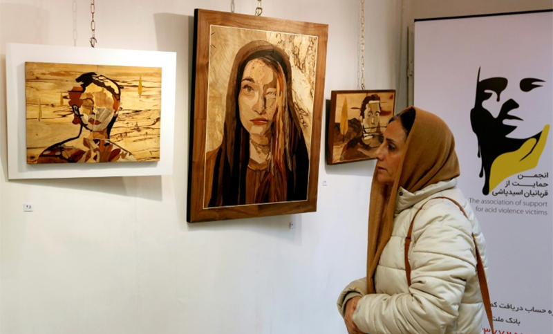 En Irán, las víctimas de ataques con ácido encuentran una identidad en el arte