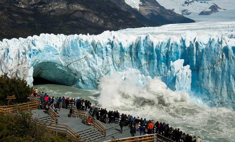 El glaciar Perito Moreno inició su proceso de ruptura que podría llevar entre dos o tres días