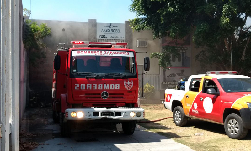 Destrucción total y un herido por un incendio en un galpón de calzados de zona sur