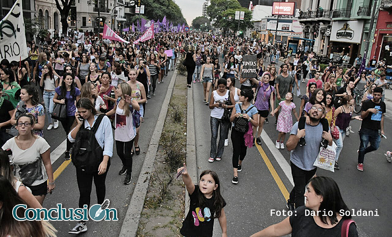 El Día de la Mujer Trabajadora se hizo sentir con una marcha masiva en Rosario