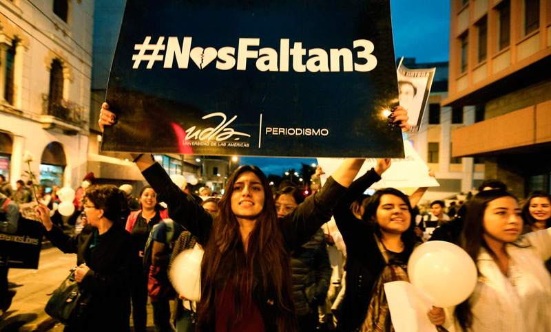 Miles de personas marchan por la paz en Ecuador tras el asesinato de los periodistas