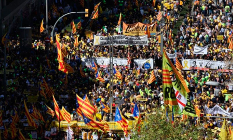 Marea amarilla en Barcelona por la libertad de los presos independentistas