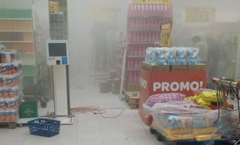 Incendio en sucursal de Carrefour: atención médica a empleados y fuego aplacado