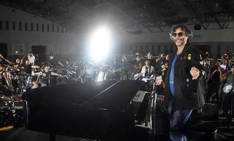 Cientos de músicos en México tocaron un tema de Fito Páez y el rosarino los visitó